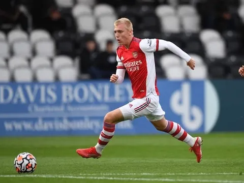 CHÍNH THỨC: Arsenal chia tay cầu thủ góp công vào 11 bàn thắng mùa này