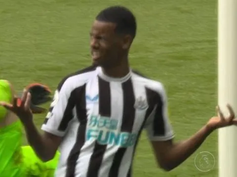 Biểu cảm của cầu thủ Newcastle khi dẫn 5-0 sau 21 phút