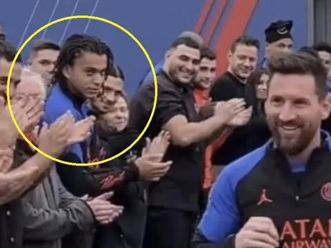 Biểu cảm của em trai Mbappe khi Messi trở lại