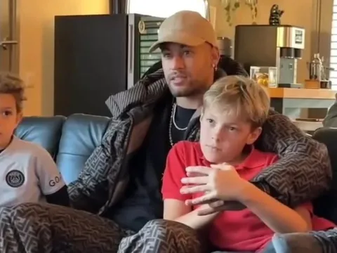 Biểu cảm của Neymar khi biết cầu thủ Arsenal được dự World Cup