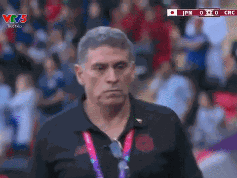 Biểu cảm HLV Costa Rica khi Nhật Bản thủng lưới