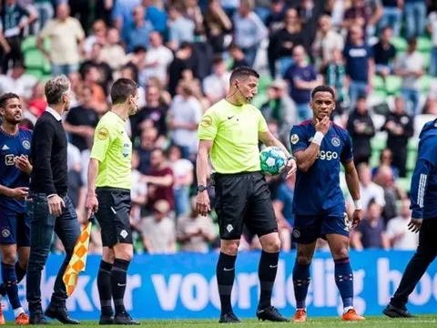 Biểu tình, bạo loạn và bom khói làm trận Ajax hoãn sau 10 phút