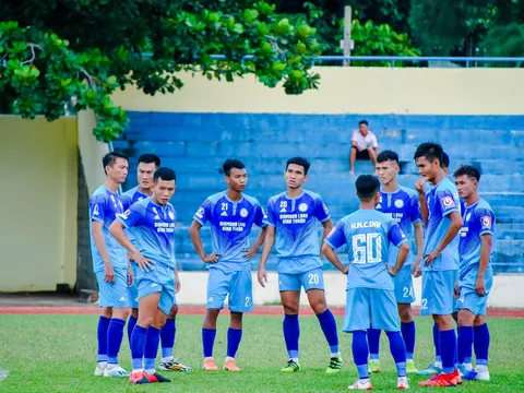 Bỏ giải, nợ lương 18 cầu thủ, CLB Việt Nam bỗng tìm thấy hy vọng