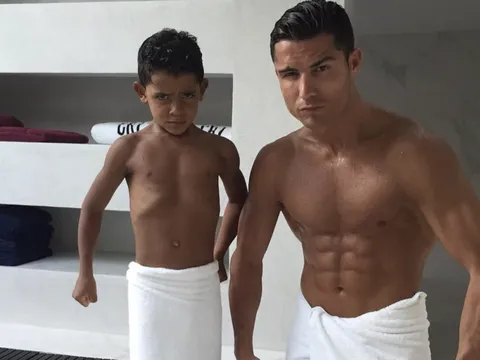 'Bố hổ' Cristiano Ronaldo