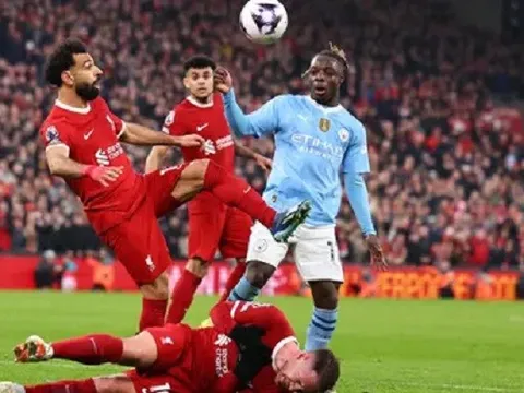 Bỏ lỡ cơ hội ngon ăn; thoát thẻ đỏ: Cầu thủ nhẹ nhõm nhất sau trận Liverpool