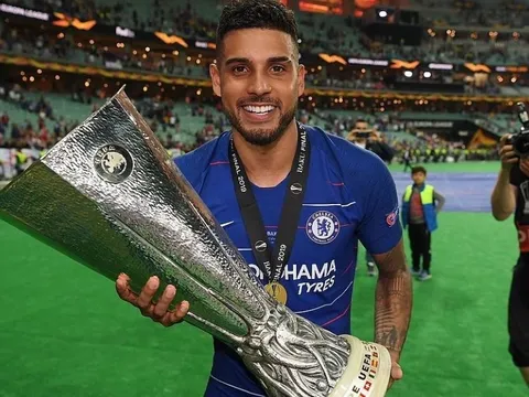 Bộ sưu tập danh hiệu hiếm thấy chờ cựu hậu vệ Chelsea