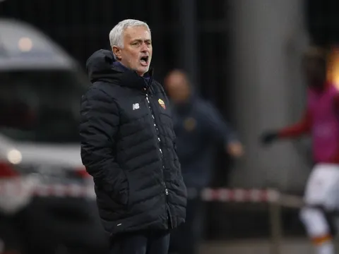 Mourinho làm dấy lên tin đồn trở lại Chelsea