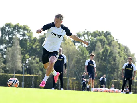 Bom tấn chỉnh thước ngắm trong buổi tập của Chelsea