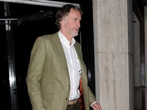 Bộn bề chuyện Man Utd, Jim Ratcliffe lộ diện gây chú ý