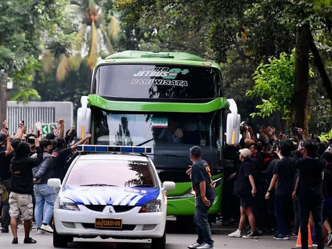 Bốn xe cảnh sát hộ tống tuyển Việt Nam tới sân Bung Karno