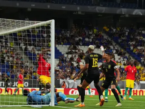 Brazil hủy diệt Guinea trong màu áo đen