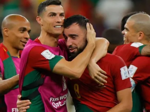 Bruno Fernandes đang lu mờ Cristiano Ronaldo