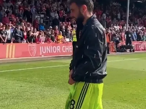 Bruno Fernandes hành động 'đốn tim' cổ động viên