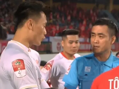 Bùi Tiến Dũng gặp sự cố, phải đổi áo