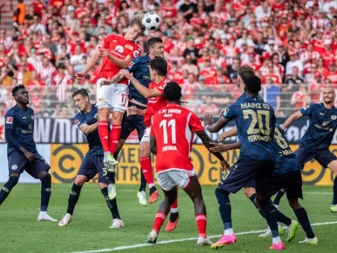 Bundesliga tròn mắt với ‘dị nhân’ không chiến