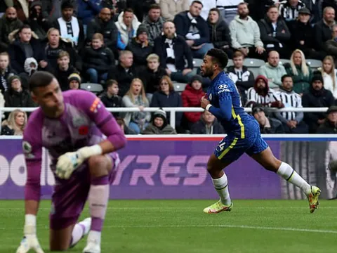 Bùng nổ trong hiệp hai, Chelsea tạo khoảng cách với Liverpool và Man City