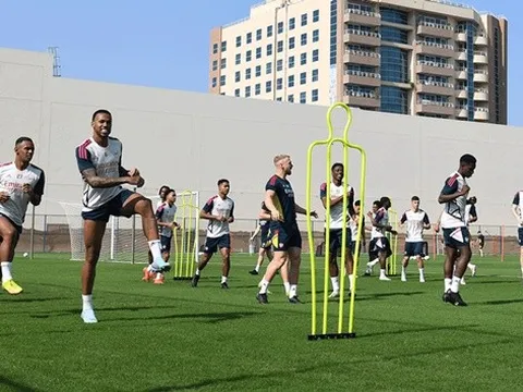 Buổi tập đầu tiên của Arsenal ở Dubai: Zinchenko trở lại, 'số 10' gây hụt hẫng