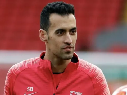 Busquets đứng trước ngã ba đường