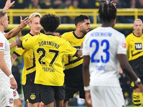 Dortmund giúp tân binh Bundesliga có điểm đầu tiên