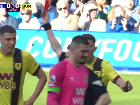 Jeff Stelling: "Một sự ô nhục"