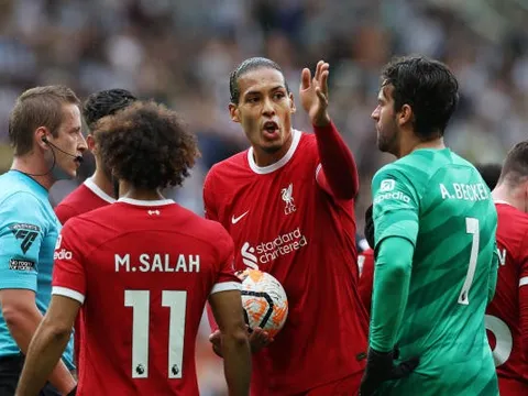 Jamie Carragher không đồng tình với thẻ đỏ cho Van Dijk