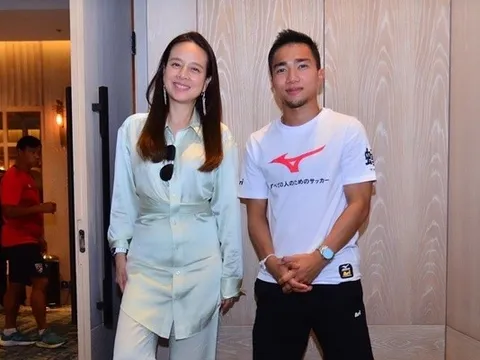 Madam Pang mời Chanathip đến động viên tuyển Thái Lan