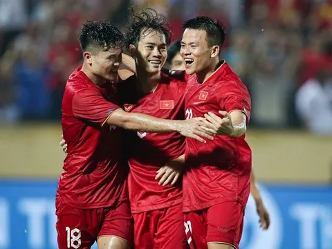 Bầu Đức lộ ngày Kiatisuk rời HAGL; Báo Indo chê hàng công ĐT Việt Nam