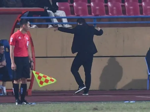 HLV châu Âu nói về việc thay ông Troussier; Báo Indo hả hê vì Văn Hậu