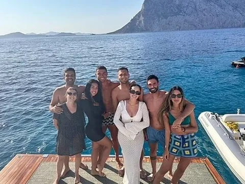 Các ngôi sao bóng đá nghỉ hè như thế nào?