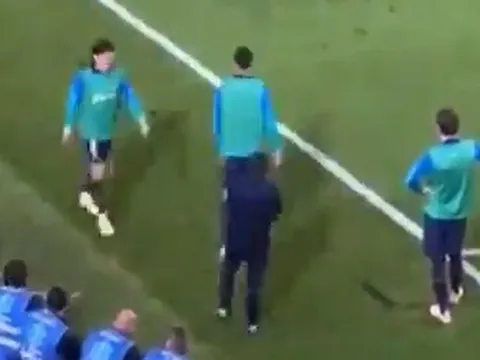 Pique khiến CĐV Barca phẫn nộ vì cách hành xử xấu hổ
