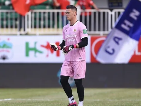 Thủ môn Việt kiều ra mắt V-League; Văn Hậu, Ngọc Hải "nịnh" HLV Troussier