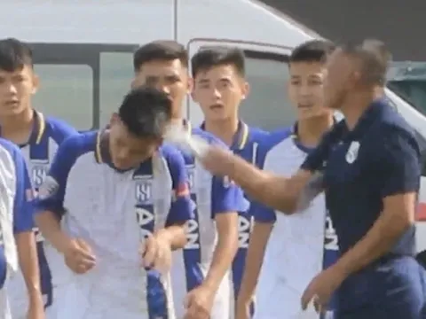 Cái 'cốc đầu' qua chai nước rỗng