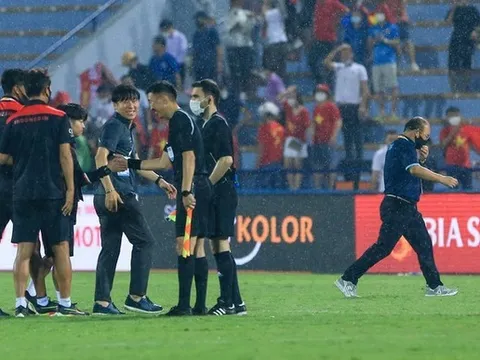 Cái ngoảnh mặt của thầy Park và cuộc chiến không khoan nhượng với ông Shin Tae-yong