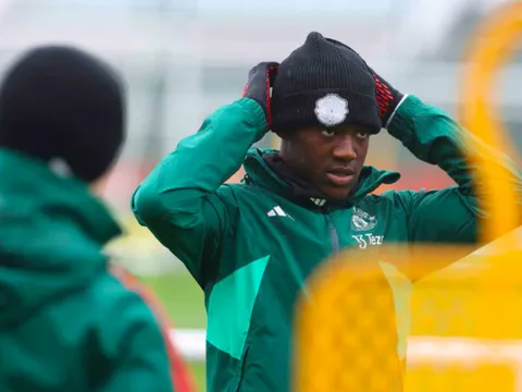 Cái tên lạ hoắc xuất hiện; Mainoo gây chú ý trên sân tập M.U