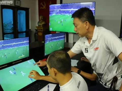 Cận cảnh trọng tài Việt Nam học cách sử dụng thiết bị VAR chuẩn FIFA