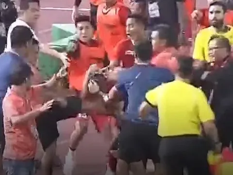 Cận cảnh U22 Indonesia và Thái Lan đấm nhau, một người nhập viện