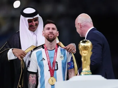 Cận cảnh Quốc vương Qatar choàng áo bào cho Messi