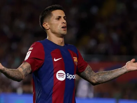Barca nguy cơ bỏ lỡ Cancelo