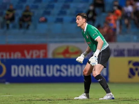 Cạnh tranh Filip Nguyễn, HLV Bình Định nhận xét chuyên môn Văn Lâm