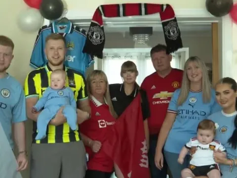 FA Cup: Gia đình chia rẽ vì 2 nửa thành Manchester