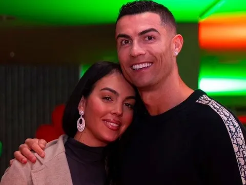 Ronaldo gửi lời tri ân xúc động đến bạn gái