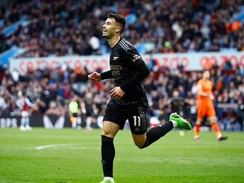 Hành động lạ của Gabriel Martinelli trước khi ghi bàn thắng cho Arsenal