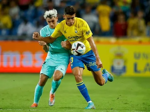 Barca bị đối thủ tranh cả hậu vệ 0 đồng