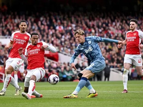 Carragher chỉ ra cách Villa đánh bại Arsenal