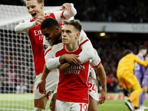 Carragher chỉ ra điểm vượt trội của Arsenal so với Liverpool