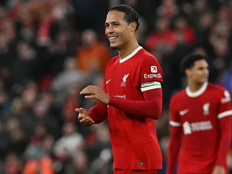 Carragher: “Ferdinand là nạn nhân của Van Dijk”