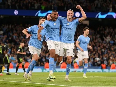 Carragher làm bẽ mặt Man Utd