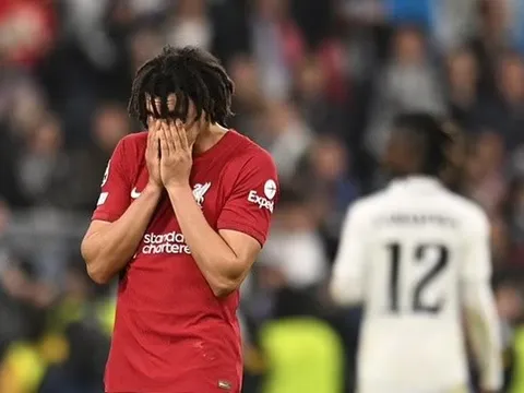 Carragher nói rõ điều tai hại khiến Arnold hổ thẹn