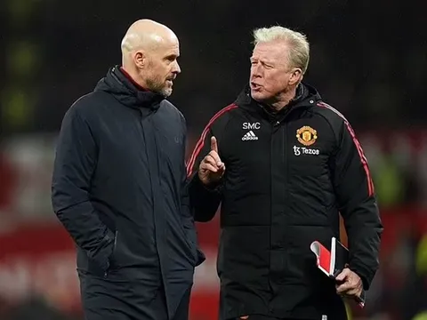 Carragher tiếp tục chê bai Ten Hag