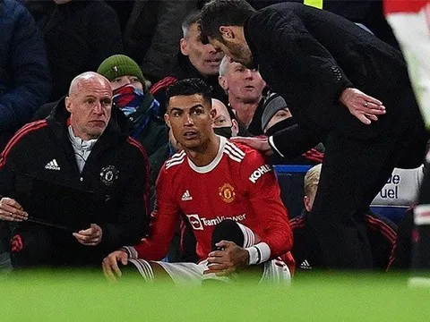Carrick lý giải việc để Ronaldo dự bị trận gặp Chelsea